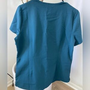 Figs scrub top! Style: Casma three-pocket scrub top